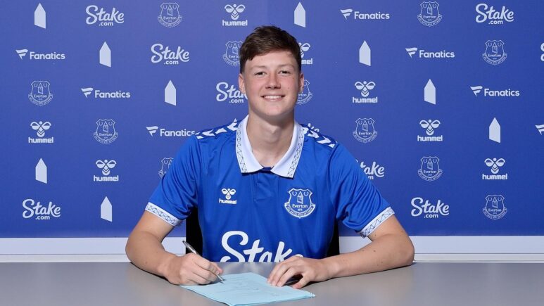 Barker signs first professional Everton contract